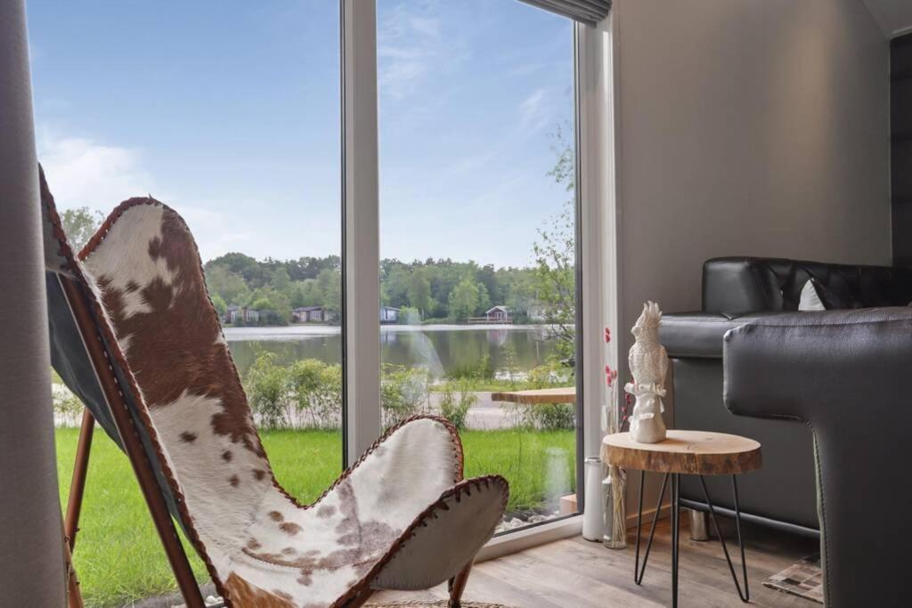 Luxe Chalet In Oosterwolde In Friesland, Op Rustig Park Met Uitzicht Op Meer En Strandje Екстер'єр фото